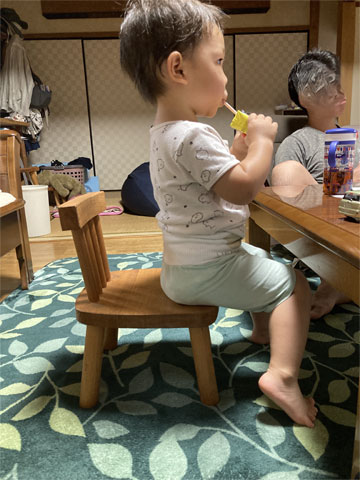 ヒノキの子供椅子