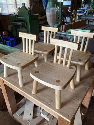 ヒノキの子供椅子