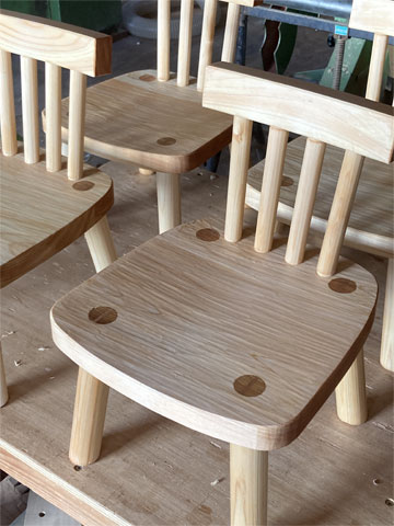 ヒノキの子供椅子