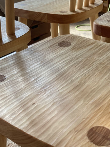 ヒノキの子供椅子