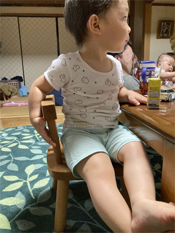 ヒノキの子供椅子