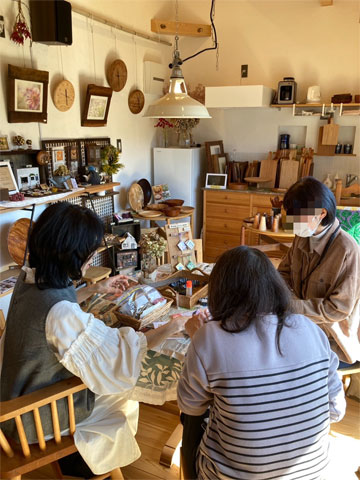 ミニチュア絵本のストラップ作り