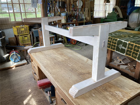 ダイニングテーブルの脚