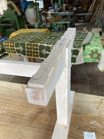 ダイニングテーブルの脚